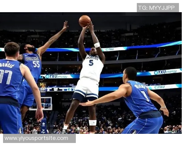 爱德华兹表现出色18投13中砍下32分3篮板6助攻但7次失误略显多余